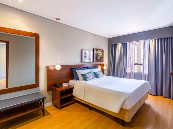 Mercure Curitiba Golden : photo 3 de la chambre chambre familiale avec 1 lit double, 2 lits simples et 1 canapé-lit