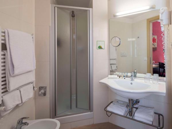 Best Western Porto Antico : photo 9 de la chambre chambre lit king-size deluxe avec canapé-lit