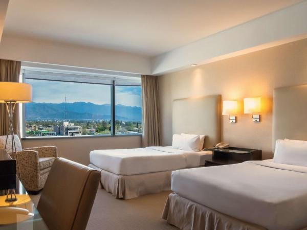 Hilton Mendoza : photo 1 de la chambre executive room with two double beds and mountain view