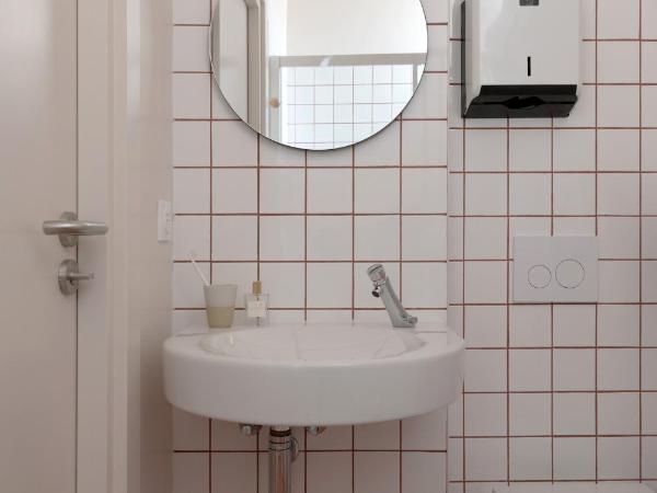 Slo Nice : photo 1 de la chambre chambre double standard avec salle de bains commune