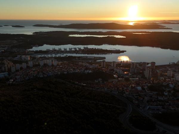 BASIC MANSION + (Mandalina-Šibenik) : photo 4 de la chambre appartement 2 chambres avec balcon et vue sur la mer 