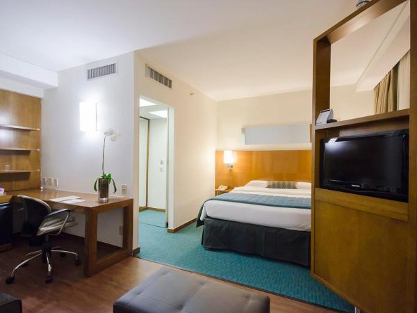 Estanplaza Berrini : photo 4 de la chambre suite lit queen-size