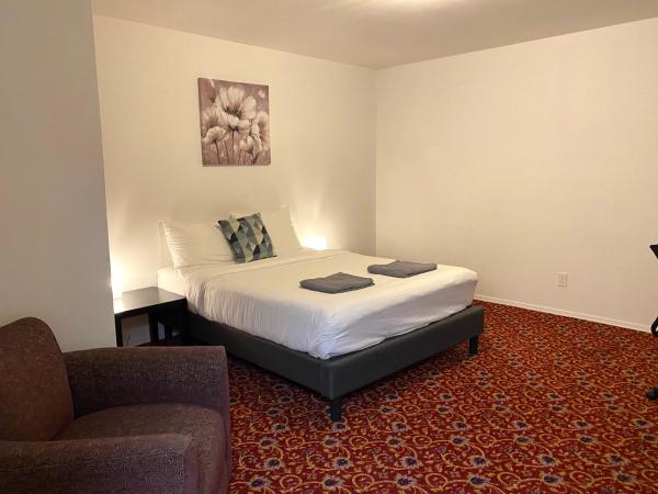 Alina & Fanny - Philadelphia Convention Center : photo 1 de la chambre chambre lit queen-size avec salle de bains commune 