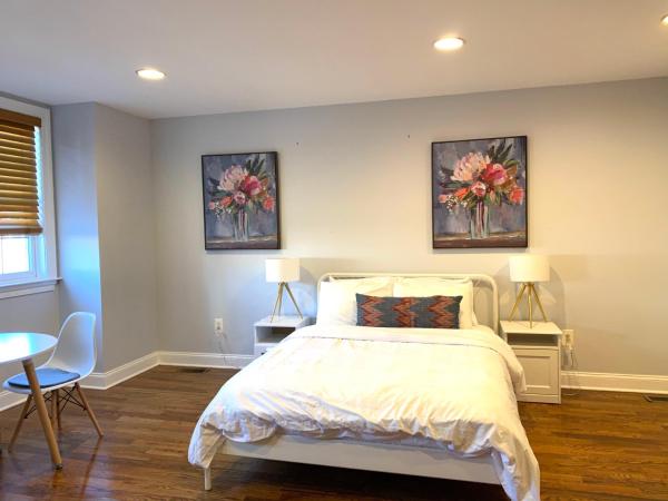Alina & Fanny - Philadelphia 1210 Mt Vernon St : photo 2 de la chambre chambre lit queen-size