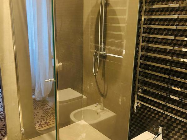 Central Hostel Milano : photo 4 de la chambre chambre double avec salle de bains privative