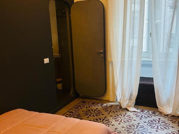 Central Hostel Milano : photo 1 de la chambre chambre double avec salle de bains privative