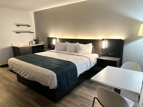 Studio 6 Suites Louisville KY Airport/Expo Center : photo 1 de la chambre chambre lit king-size - non-fumeurs