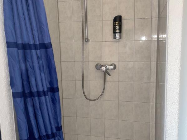 24-7 Stadthotel Stuttgart : photo 8 de la chambre chambre simple avec salle de bains extérieure privative