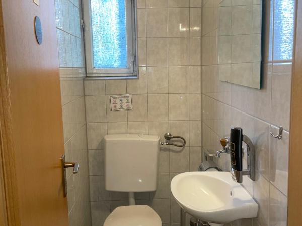 24-7 Stadthotel Stuttgart : photo 9 de la chambre chambre simple avec salle de bains extérieure privative