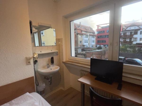 24-7 Stadthotel Stuttgart : photo 6 de la chambre chambre simple avec salle de bains extérieure privative