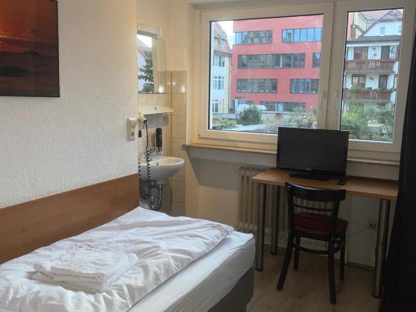 24-7 Stadthotel Stuttgart : photo 7 de la chambre chambre simple avec salle de bains extérieure privative