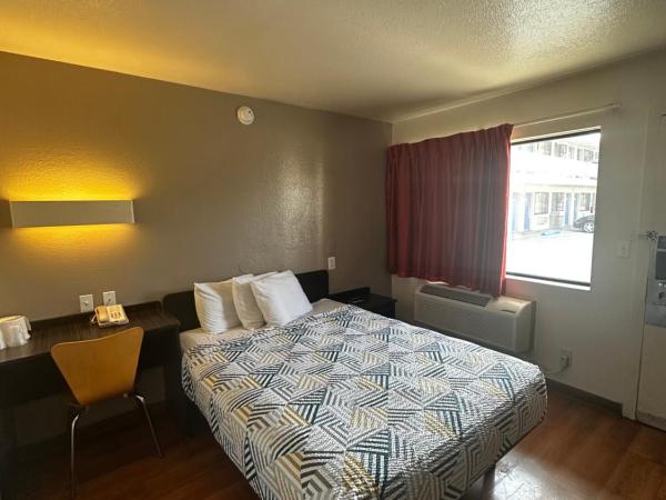 Motel 6-San Diego, CA - Hotel Circle - Mission Valley : photo 4 de la chambre chambre double - accessible aux personnes à mobilité réduite 