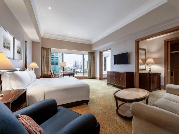 The Ritz-Carlton Jakarta, Mega Kuningan : photo 2 de la chambre grande chambre lit king-size - vue sur ville