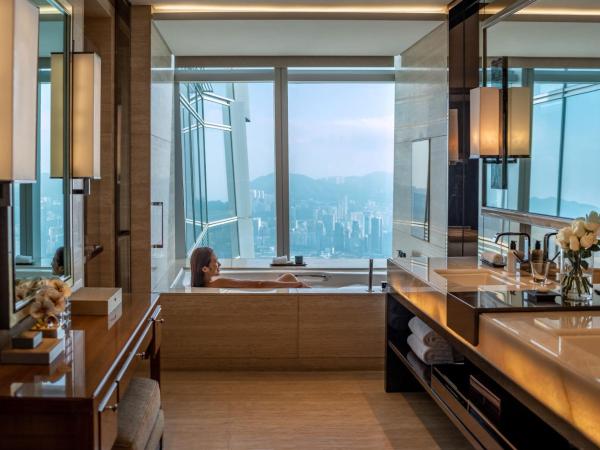 The Ritz-Carlton Hong Kong : photo 5 de la chambre suite lit king-size exécutive premier avec accès au salon club