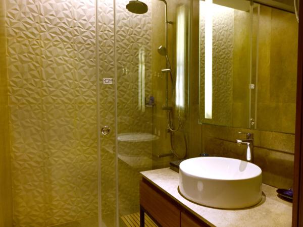 Vivanta Kolkata EM Bypass : photo 9 de la chambre chambre lit king-size premium - vue sur ville