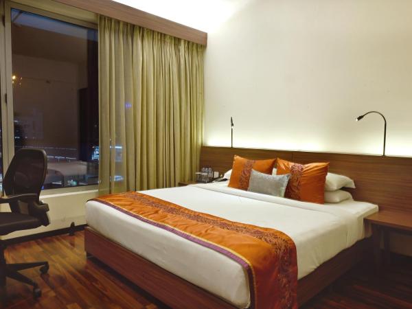 Vivanta Kolkata EM Bypass : photo 4 de la chambre chambre lit king-size supérieure - vue sur ville