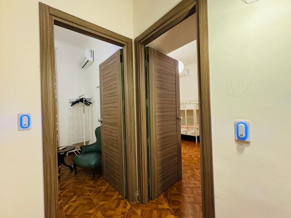 Hostel Mancini Naples : photo 1 de la chambre chambre lits jumeaux avec salle de bains commune
