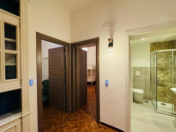 Hostel Mancini Naples : photo 2 de la chambre chambre lits jumeaux avec salle de bains commune