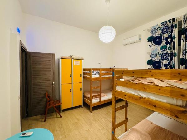 Hostel Mancini Naples : photo 1 de la chambre chambre quadruple avec salle de bains