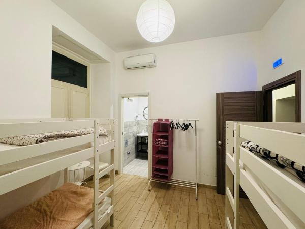 Hostel Mancini Naples : photo 3 de la chambre chambre quadruple avec salle de bains