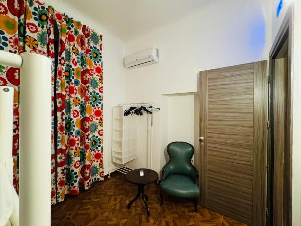 Hostel Mancini Naples : photo 4 de la chambre chambre lits jumeaux avec salle de bains commune