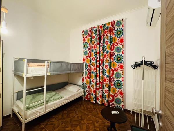 Hostel Mancini Naples : photo 5 de la chambre chambre lits jumeaux avec salle de bains commune