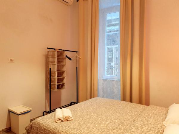 Hostel Mancini Naples : photo 3 de la chambre chambre double avec salle de bains commune