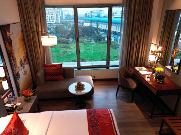 Vivanta Kolkata EM Bypass : photo 3 de la chambre chambre lit king-size premium - vue sur ville
