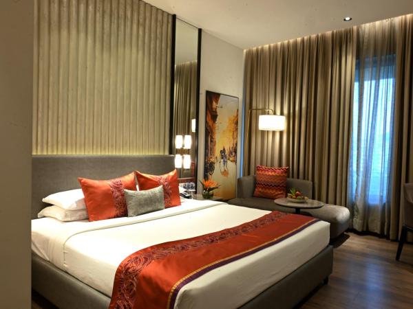 Vivanta Kolkata EM Bypass : photo 8 de la chambre chambre lit king-size premium - vue sur ville