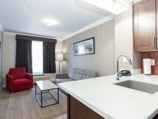 Sandman Hotel & Suites Calgary South : photo 5 de la chambre suite 1 lit king-size standard avec cuisine