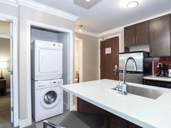 Sandman Hotel & Suites Calgary South : photo 7 de la chambre standard suite, 1 king bed, kitchen, washer dryer