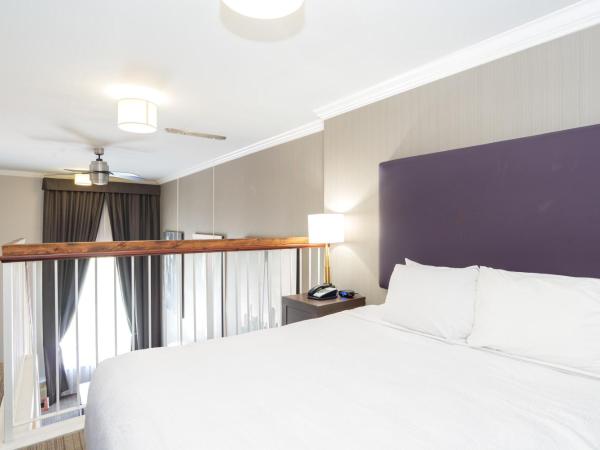 Sandman Hotel & Suites Calgary South : photo 2 de la chambre suite loft 1 lit king-size avec canapé-lit et cuisine