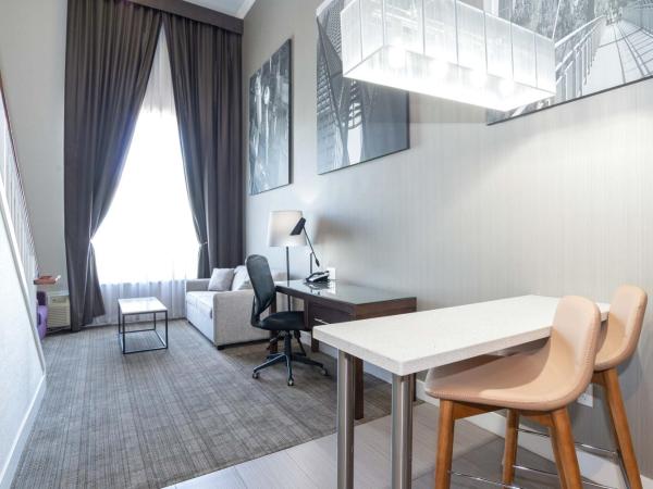 Sandman Hotel & Suites Calgary South : photo 5 de la chambre suite loft 1 lit king-size avec canapé-lit et cuisine