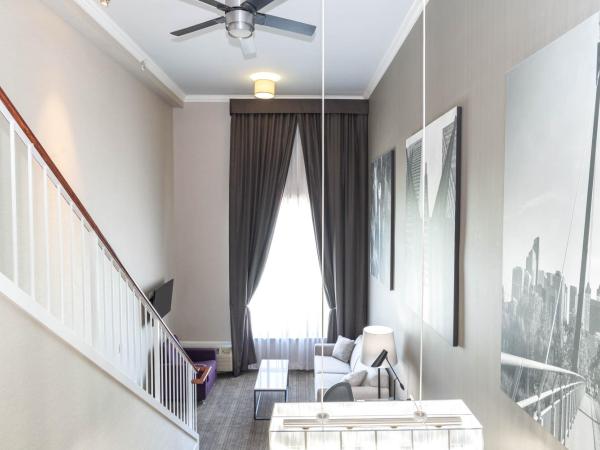 Sandman Hotel & Suites Calgary South : photo 3 de la chambre suite loft 1 lit king-size avec canapé-lit et cuisine