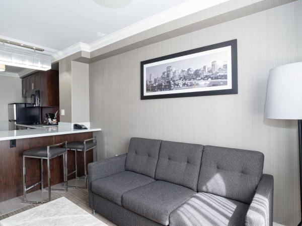 Sandman Hotel & Suites Calgary South : photo 4 de la chambre suite lit king-size avec jacuzzi et cuisine