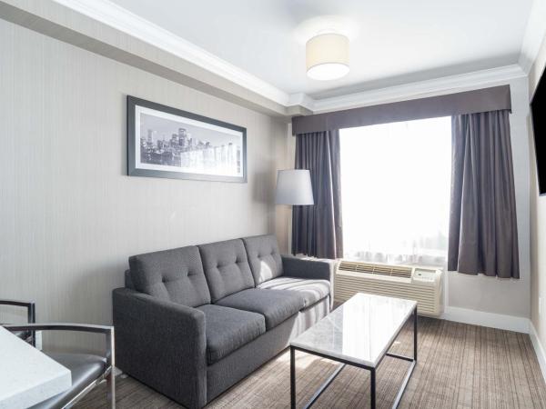 Sandman Hotel & Suites Calgary South : photo 3 de la chambre suite lit king-size avec jacuzzi et cuisine