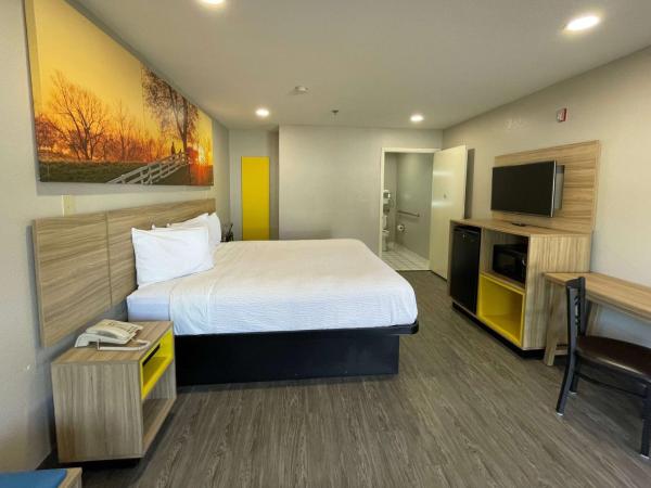 Days Inn by Wyndham Seaworld Lackland AFB : photo 1 de la chambre chambre lit king-size avec douche accessible en fauteuil roulant - adaptée aux personnes à mobilité réduite/non-fumeurs