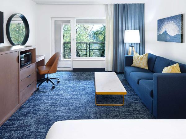 River's Edge Hotel Portland, Tapestry Collection by Hilton : photo 3 de la chambre king room with sofa bed and balcony - river view