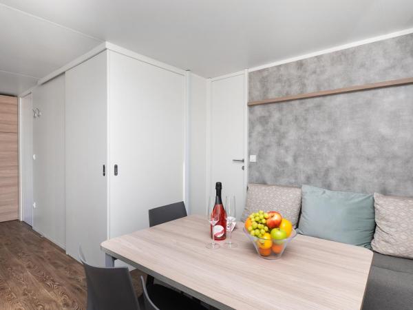 Amadria Park Camping Sibenik Mobile Homes : photo 3 de la chambre mobile home 3 chambres de luxe