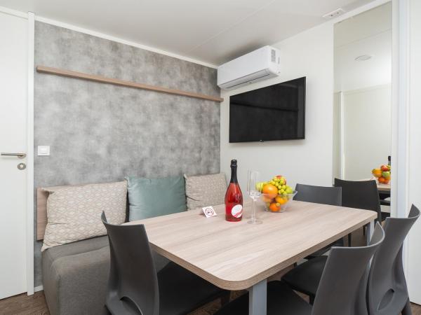 Amadria Park Camping Sibenik Mobile Homes : photo 4 de la chambre mobile home 3 chambres de luxe