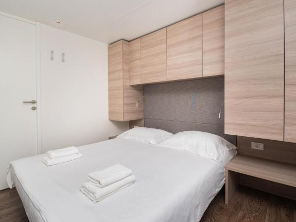 Amadria Park Camping Sibenik Mobile Homes : photo 5 de la chambre mobile home 3 chambres de luxe