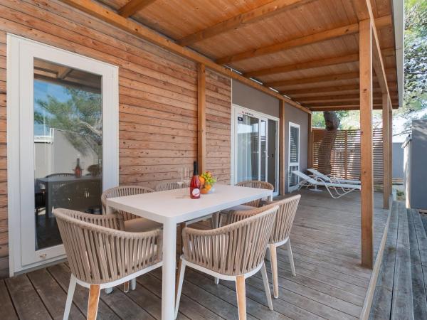 Amadria Park Camping Sibenik Mobile Homes : photo 6 de la chambre mobile home 3 chambres de luxe