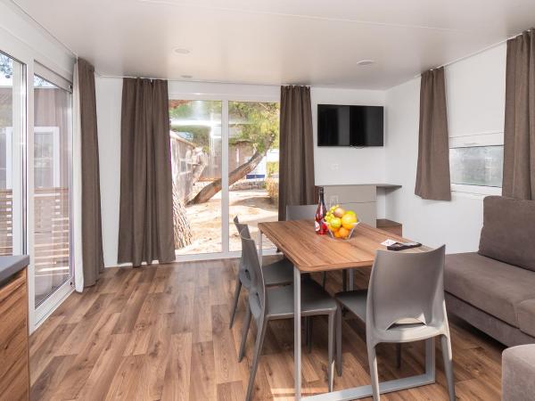 Amadria Park Camping Sibenik Mobile Homes : photo 2 de la chambre mobile home 2 chambres de luxe