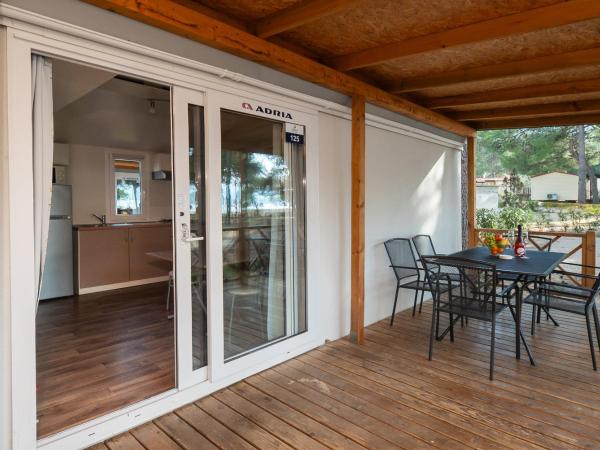 Amadria Park Camping Sibenik Mobile Homes : photo 8 de la chambre mobile home standard 2 chambres avec terrasse