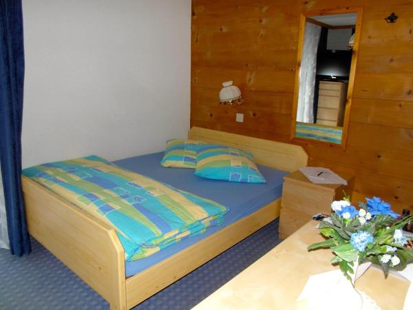 Hotel Walliserhof-Leukerbad-Therme : photo 2 de la chambre chambre double budget avec petit lit double