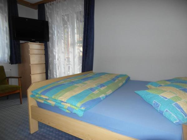 Hotel Walliserhof-Leukerbad-Therme : photo 3 de la chambre chambre double budget avec petit lit double