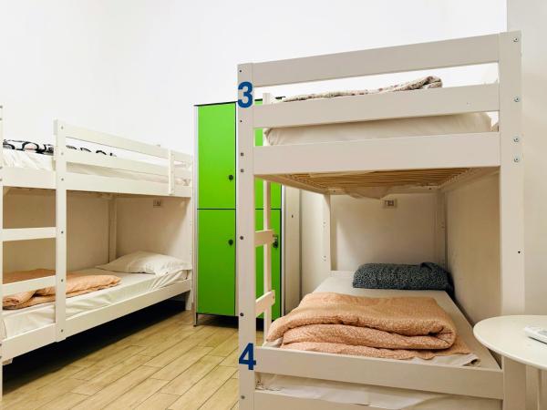 Hostel Mancini Naples : photo 9 de la chambre lit dans dortoir mixte de 4 lits