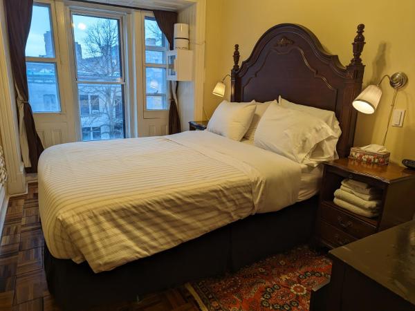 Gingerbread Manor : photo 7 de la chambre chambre lit queen-size avec salle de bains commune