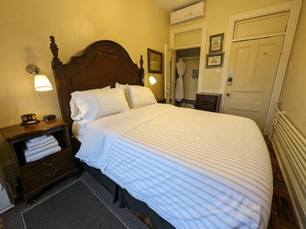 Gingerbread Manor : photo 8 de la chambre chambre lit queen-size avec salle de bains commune