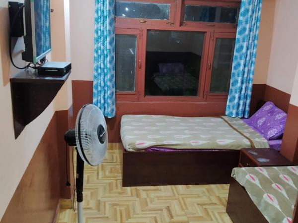 Nirvaan Guest House (Hotel Bibidh) : photo 8 de la chambre chambre double avec salle de bains privative